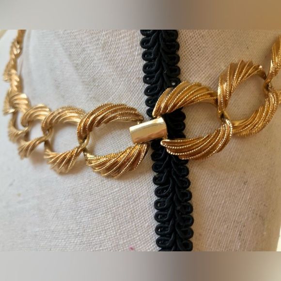 Napier 19” gold tone rib-groove-etched link signed w/Pat #4,774,743 - Picture 4 of 8